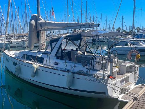 Sailing boat Oceanis 351 for rent in Hyeres Harbour