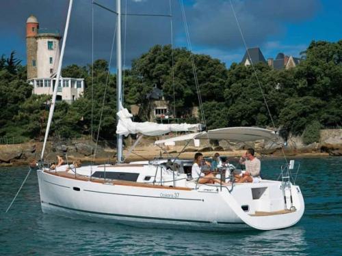 Segelyacht Oceanis 37 Yachtcharter in La Spezia