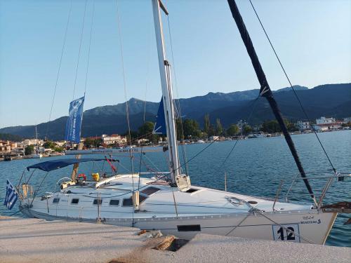 Yacht Oceanis 37 for rent in Nikiana Yacht Oceanis 37 for rent in Nikiana