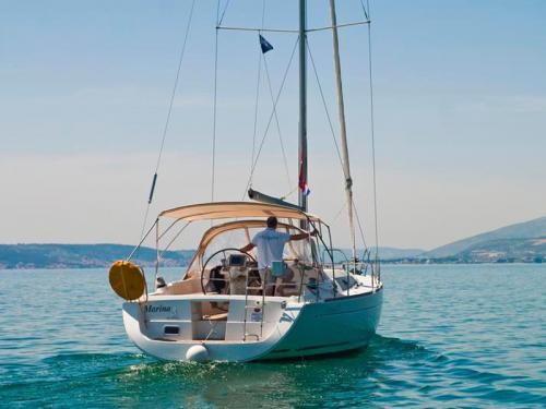Segelboot Oceanis 37 chartern in Marina Dalmacija