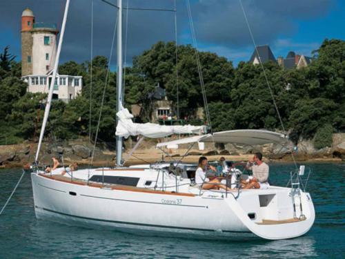 Sailing boat Oceanis 37 for rent in Kerkira Marina