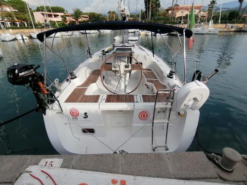 Sailing boat Oceanis 37 for rent in Portorosa
