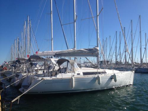 Sailing yacht Oceanis 37 available for charter in Toulon