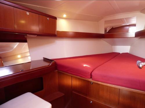 Sailboat Oceanis 37 for rent in Hamble le Rice