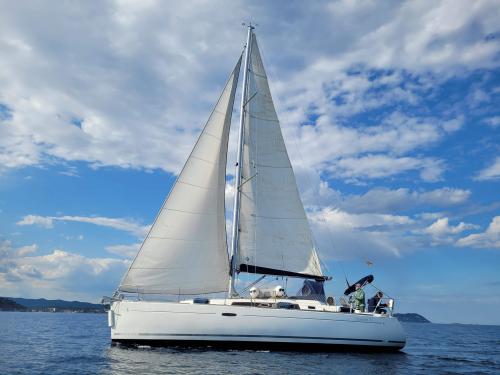 Yacht Oceanis 37 available for charter in Palamos