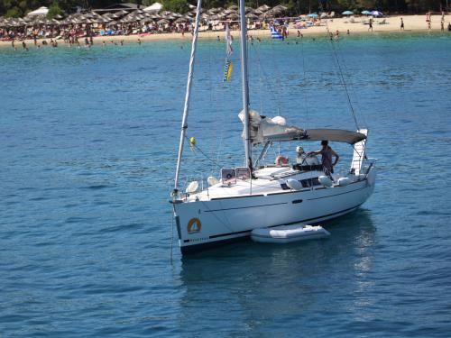 Sailing yacht Oceanis 37 for rent in Glossa