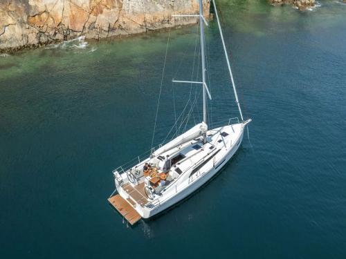 Sailing yacht Oceanis 37 for hire in Sibenik