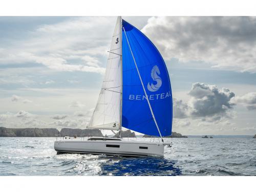 Sailboat Oceanis 37 for hire in Lefkas