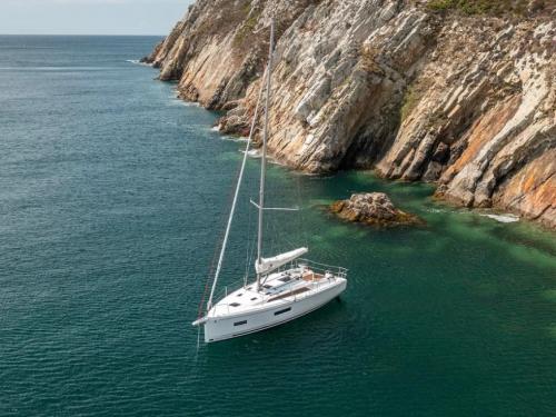 Yacht Oceanis 37 chartern in Nikiana Marina