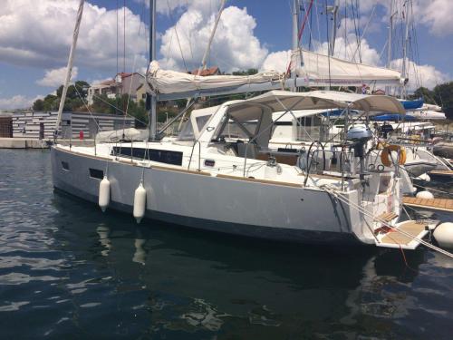 Yacht Oceanis 38 available for charter in Marina Frapa