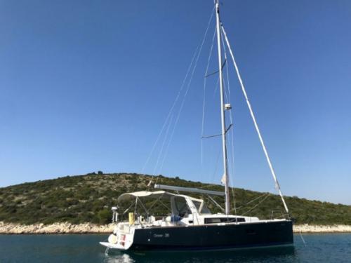 Sailing yacht Oceanis 38 available for charter in Pula