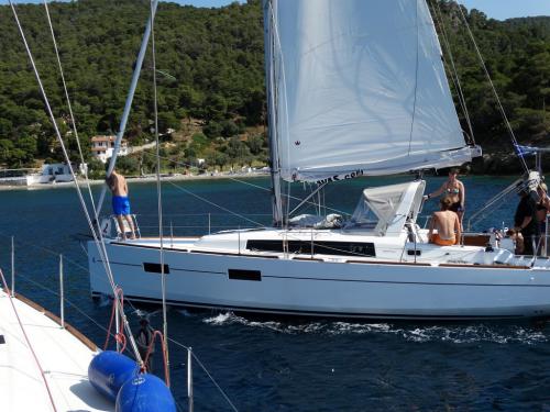 Sailing yacht Oceanis 38 for rent in Alimos Marina Kalamaki