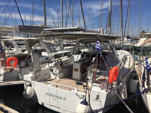 Sailboat Oceanis 38 for rent in Alimos Marina Kalamaki