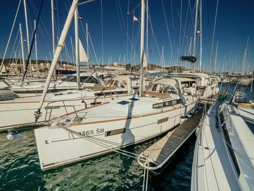 Segelyacht Oceanis 38 chartern in Sibenik