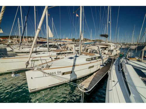 Segelyacht Oceanis 38 chartern in Sibenik