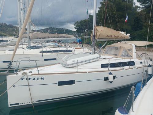 Sailing yacht Oceanis 38 for rent in Roses