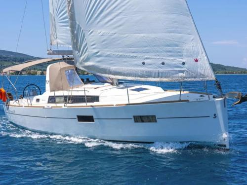 Sailing yacht Oceanis 38 for rent in Roses