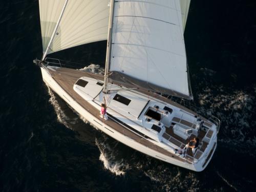 Yacht Oceanis 381 chartern in Cannigione Marina