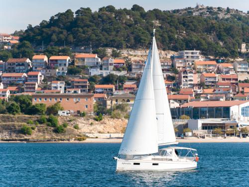 Sailboat Oceanis 38 for hire in Marina Mandalina