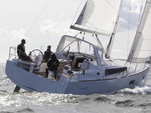 Segelyacht Oceanis 381 chartern in Marina di Scarlino