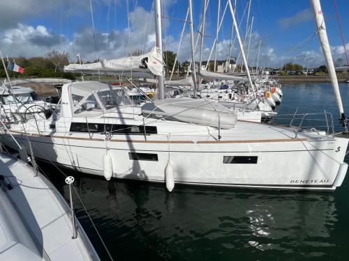 Sailing boat Oceanis 38 available for charter in Arzon
