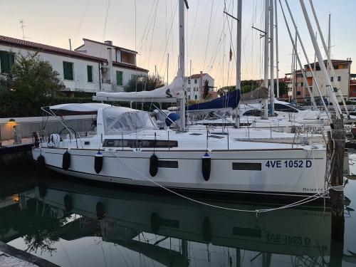 Sailing yacht Oceanis 38 for rent in Portisco