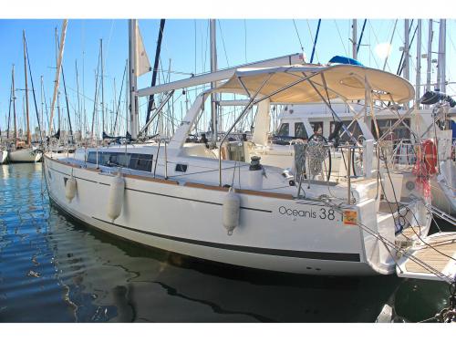Yacht Oceanis 381 for hire in Port de Cambrils