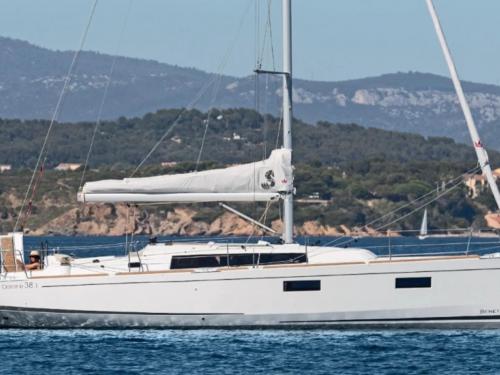 Yacht Oceanis 381 for hire in Grimaud