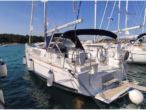 Segelyacht Oceanis 381 chartern in Marina De Mattei Medulin