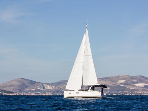 Yacht Oceanis 381 chartern in Split