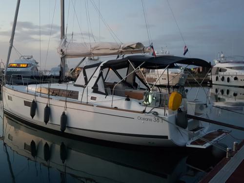 Sailing yacht Oceanis 381 available for charter in Biograd na Moru