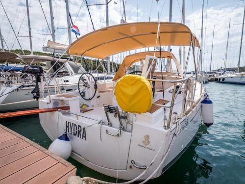 Sailing yacht Oceanis 381 for charter in Marina Veruda