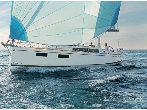 Sailing boat Oceanis 381 for rent in Pirita Marina