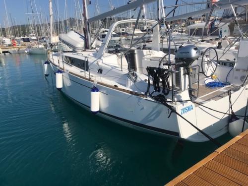Sailing boat Oceanis 381 for charter in Marina Cala de Medici