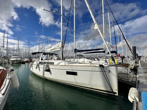Yacht Oceanis 381 chartern in La Rochelle
