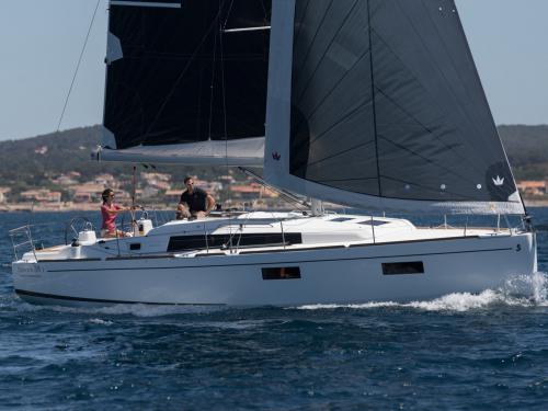 Sailboat Oceanis 381 for rent in Pula