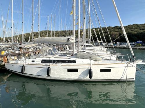 Yacht Oceanis 381 for rent in Pula