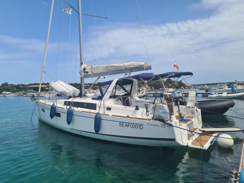 Sailing yacht Oceanis 381 for rent in Marina dell Isola