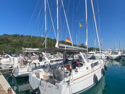Yacht Oceanis 381 chartern in Marina Frapa