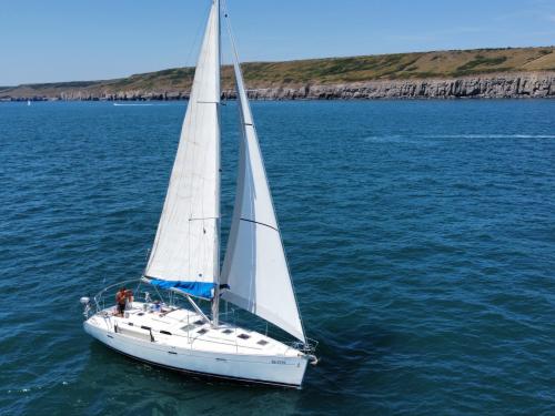 Yacht Oceanis 393 chartern in Poole Quay Bootshafen