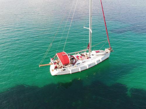 Sailboat Oceanis 393 for hire in Ormos Panagias