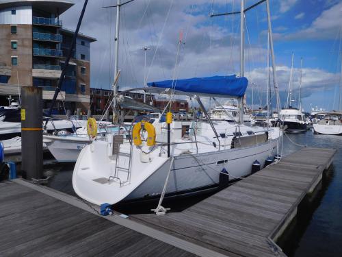 Sailing boat Oceanis 393 Clipper for charter in Poole