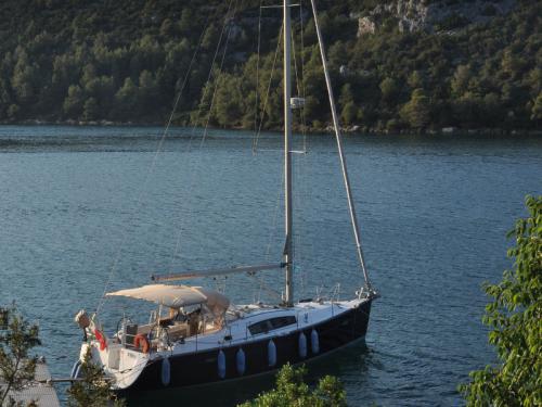 Sailing yacht Oceanis 40 for hire in Port Sostis