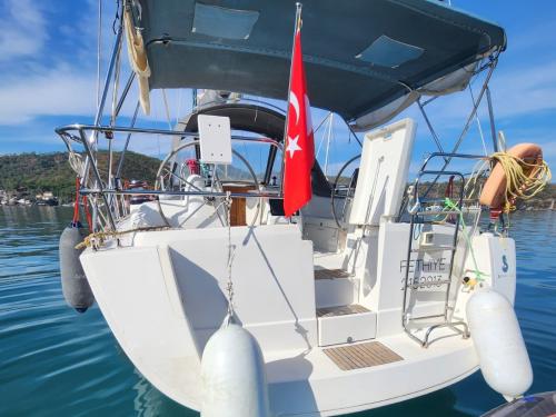 Sailing yacht Oceanis 40 for hire in Fethiye
