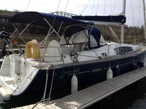 Sailing yacht Oceanis 40 for charter in Limanu