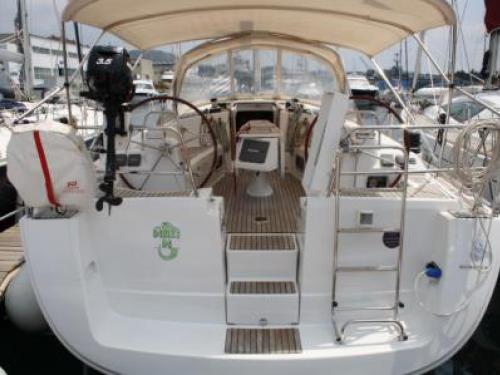 Yacht Oceanis 40 available for charter in Primosten