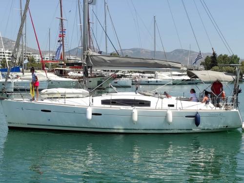 Sailing yacht Oceanis 40 for rent in Elefsina