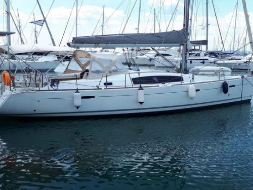 Sailing boat Oceanis 40 available for charter in Elefsina