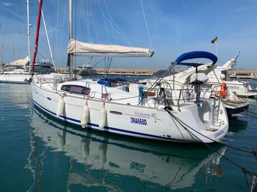 Sailing yacht Oceanis 40 for rent in Procida