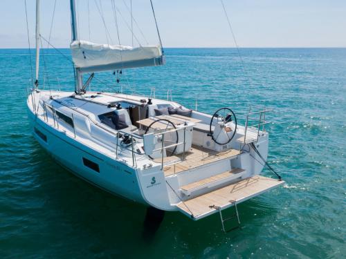 Sailing yacht Oceanis 40 for charter in Arzon
